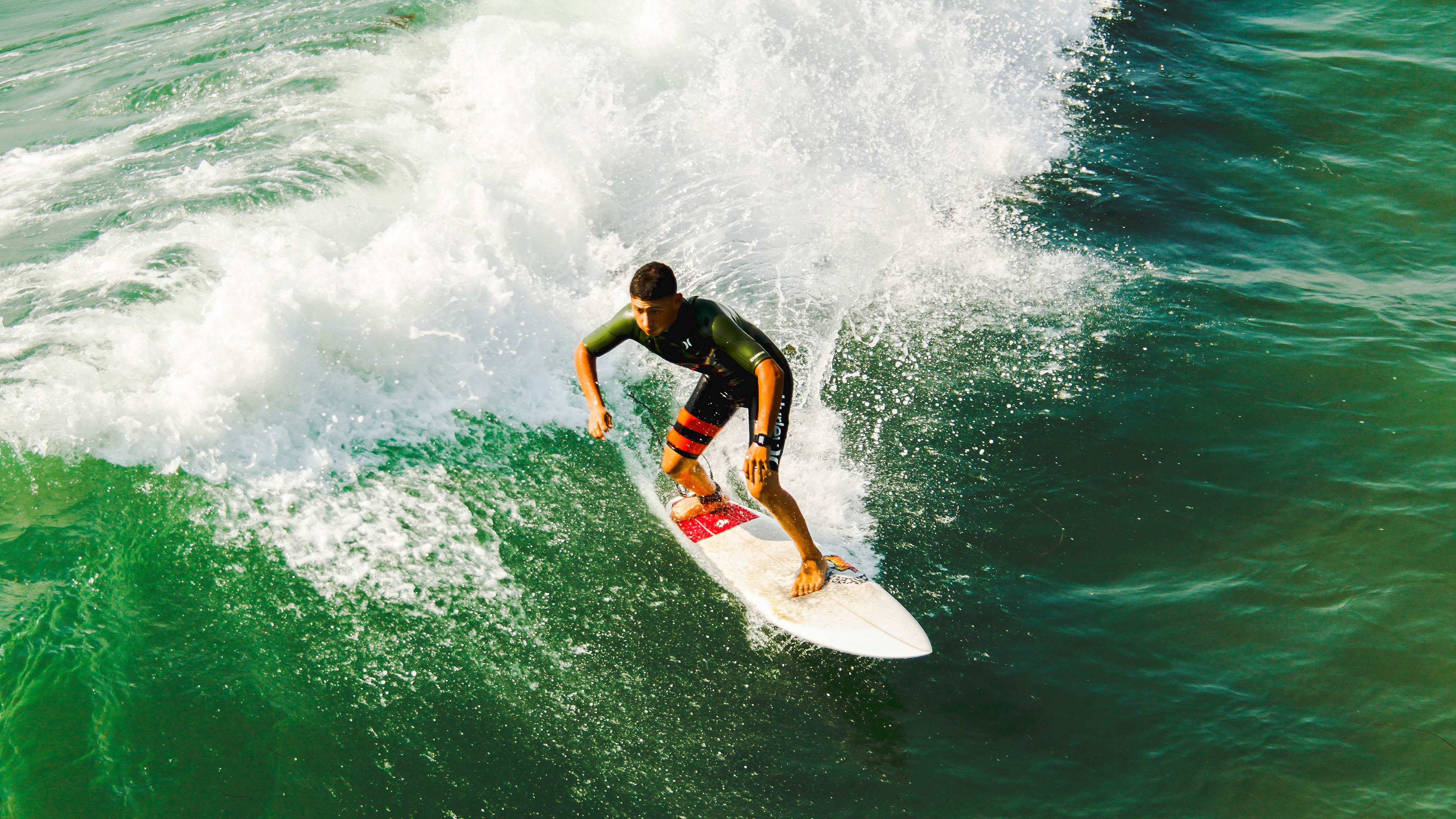 赛场外的社区互动活动加强居民对赛事的认同感，社区体育赛事